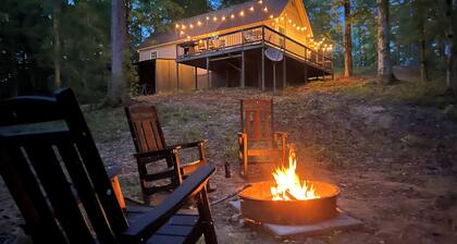 Sweet Retreat Cabin on 2acres of woods, 2miles from Lake Martin, pet friendly