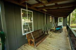 Terrace/patio - Sweet Retreat Cabin on 2acres of woods, 2miles from Lake Martin, pet friendly (Eclectic)