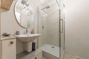 Dusche, Haartrockner, Bidet, Handtücher
