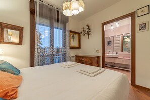 2 bedrooms, desk, iron/ironing board, WiFi