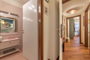 Regadera, secadora de cabello, bidet, toallas 