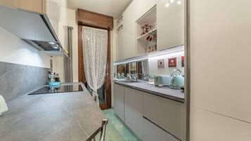Frigorifero, microonde, forno, piano cottura