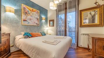 2 bedrooms, desk, iron/ironing board, WiFi