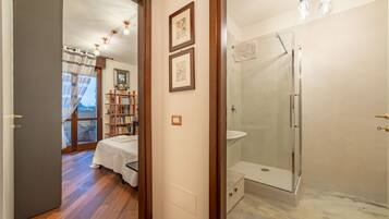 Dusche, Haartrockner, Bidet, Handtücher