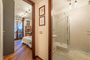 Shower, hair dryer, bidet, towels - 5' from Bocconi University with 2 Bedr and 2 Bathr (Milano)