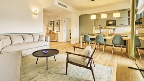Una sala de estar moderna con un sofá, una mesa de centro y un comedor con sillas y una mesa.