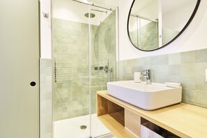Een douche, een haardroger, een bidet, handdoeken