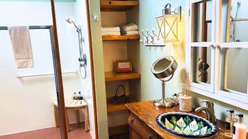 Shower, jetted bath, hair dryer, towels