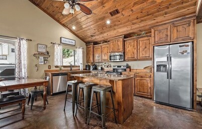 Redbud Lane Cabin at Lake Tenkiller