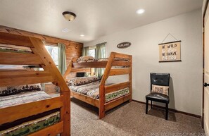 5 bedrooms, WiFi, bed sheets - Redbud Lane Cabin at Lake Tenkiller (Gore)