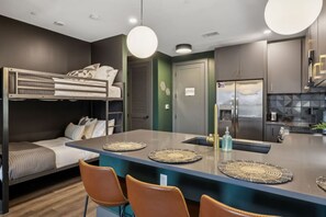 2 soverom, skrivebord, strykejern/-brett og wi-fi (inkludert)