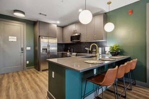 Kjøleskap, mikrobølgeovn, ovn og kokeplater