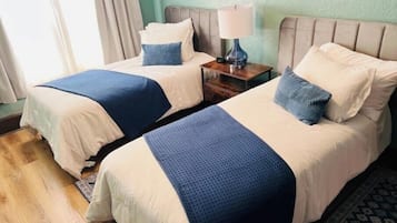 3 habitaciones, escritorio y tabla de planchar con plancha