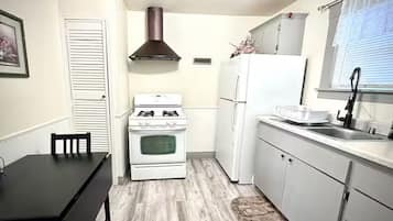 Kühlschrank, Mikrowelle, Wasserkocher mit Kaffee-/Teezubehör
