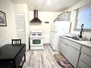 Frigorífico, microondas, cafetera o tetera y utensilios de cocina