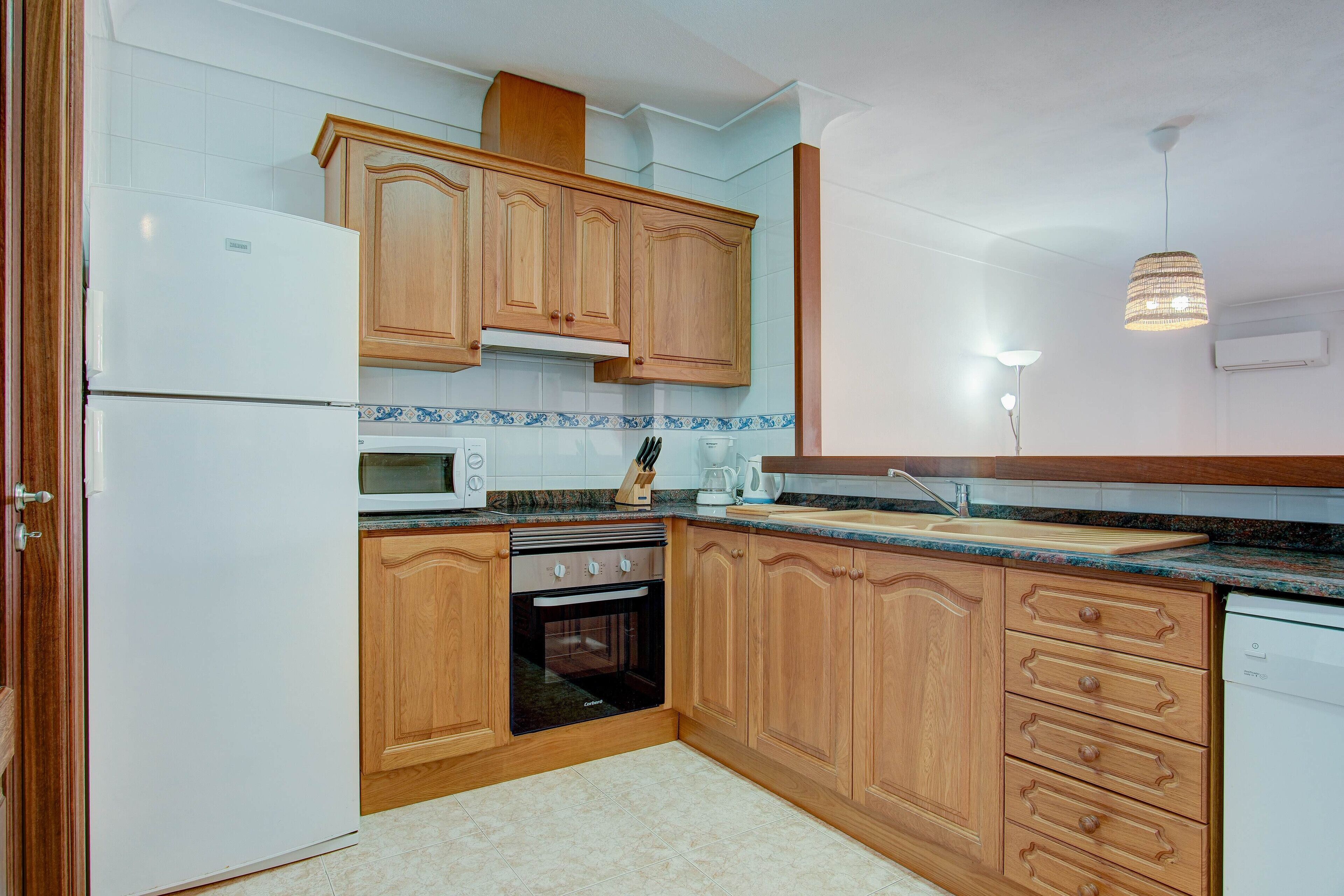 Frigorífico, microondas, horno y placa de cocina