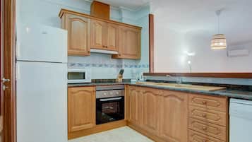 Frigorífico, microondas, horno y placa de cocina