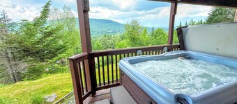 C15 Ski-In/Ski-Out Townhouse w/ Hot Tub, AC & Stunning Mountain Views. Dog Friendly!