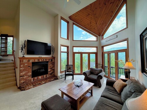 C15 Ski-In/Ski-Out Townhouse w/ Hot Tub, AC & Stunning Mountain Views. Dog Friendly!