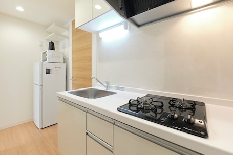 Apartment, Non Smoking (B) | Private kitchen | Fridge, microwave, stovetop, electric kettle