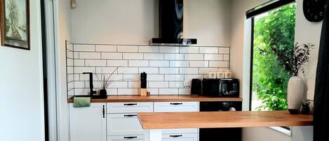 Jääkaappi, mikroaaltouuni, liesi, kahvin-/teenkeitin