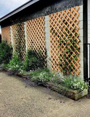 Exterior detail - Whakatā Place - Peaceful, Chic, Central Retreat Near Beaches, Parks & Adventure! (Motueka)