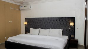 Deluxe Studio | Desk, laptop workspace - Mareot Hotel (Lagos)
