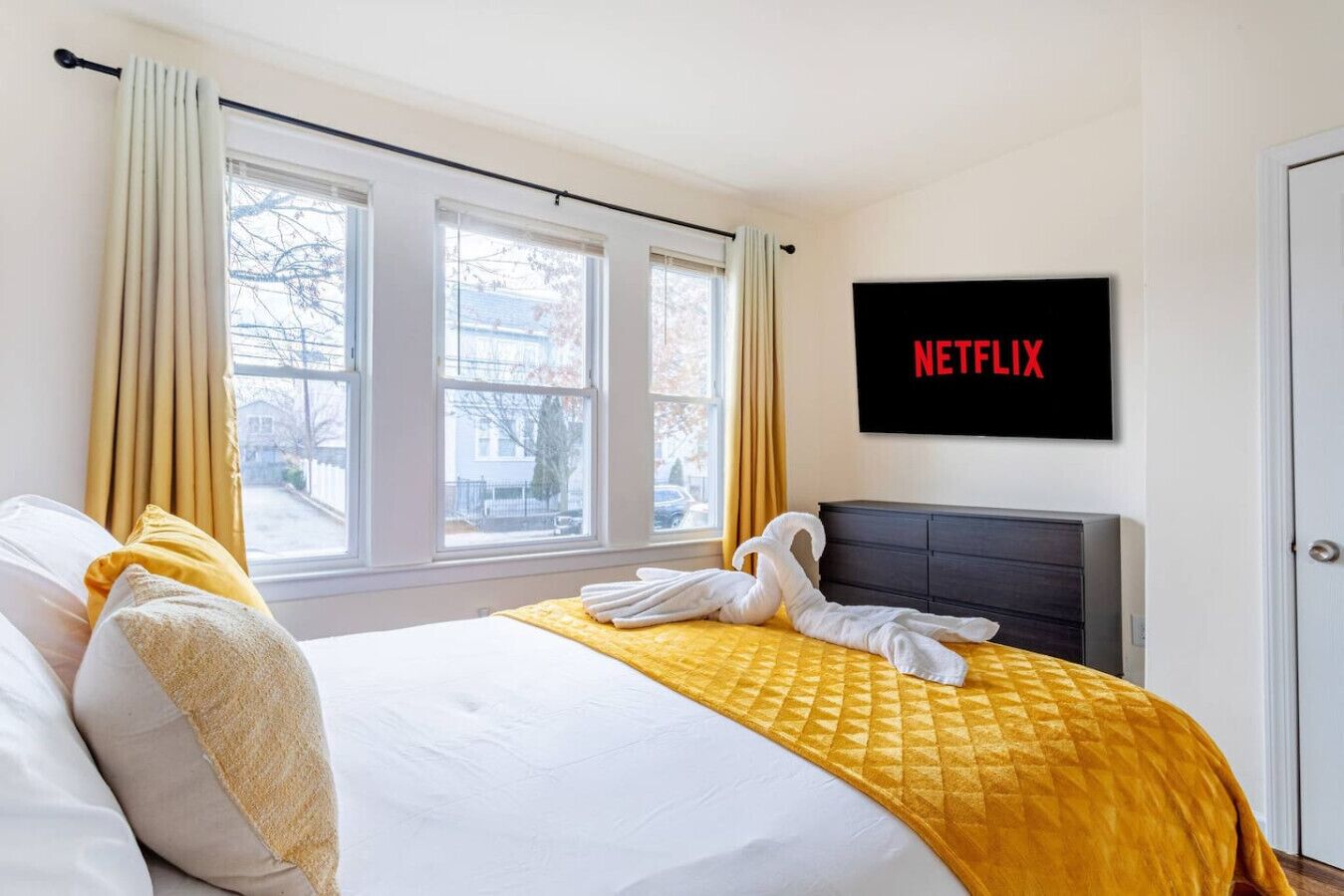 Skrivebord, strykejern/-brett, wi-fi (inkludert) og sengetøy