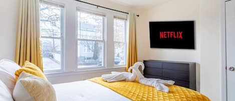 Escritorio, tabla de planchar con plancha, wifi gratis y ropa de cama