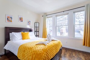 Escritorio, tabla de planchar con plancha, wifi gratis y ropa de cama 