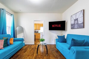 Living area - Pet-Friendly 2BR w/ FREE Parking & NYC Transit (Newark)