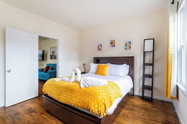 2 bedrooms, free WiFi - Pet-Friendly 2BR w/ FREE Parking & NYC Transit (Newark)