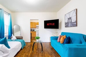 Escritorio, tabla de planchar con plancha, wifi gratis y ropa de cama 