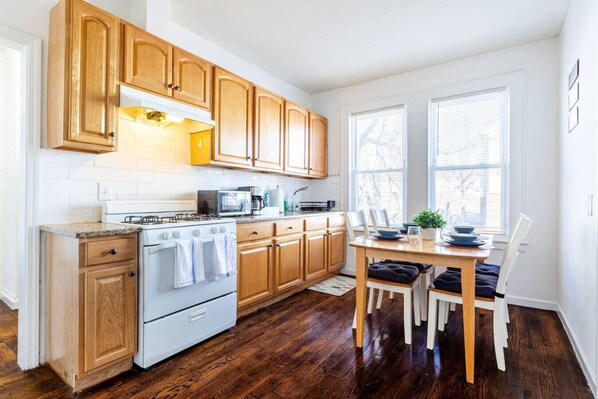 Jääkaappi, mikroaaltouuni, uuni, liesi