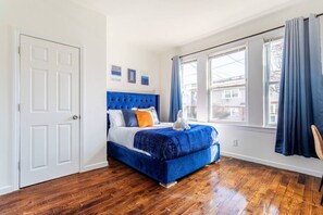 Työpöytä, silitysrauta/-lauta, ilmainen Wi-Fi, vuodevaatteet