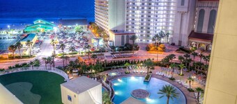 3BR/3BA sleeps 10 • Lake View • 5 Pools • Beach Access & resort vibes