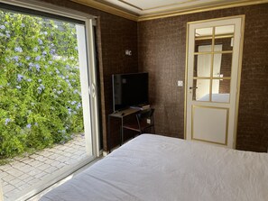 1 slaapkamer, een strijkplank/strijkijzer, internet, beddengoed