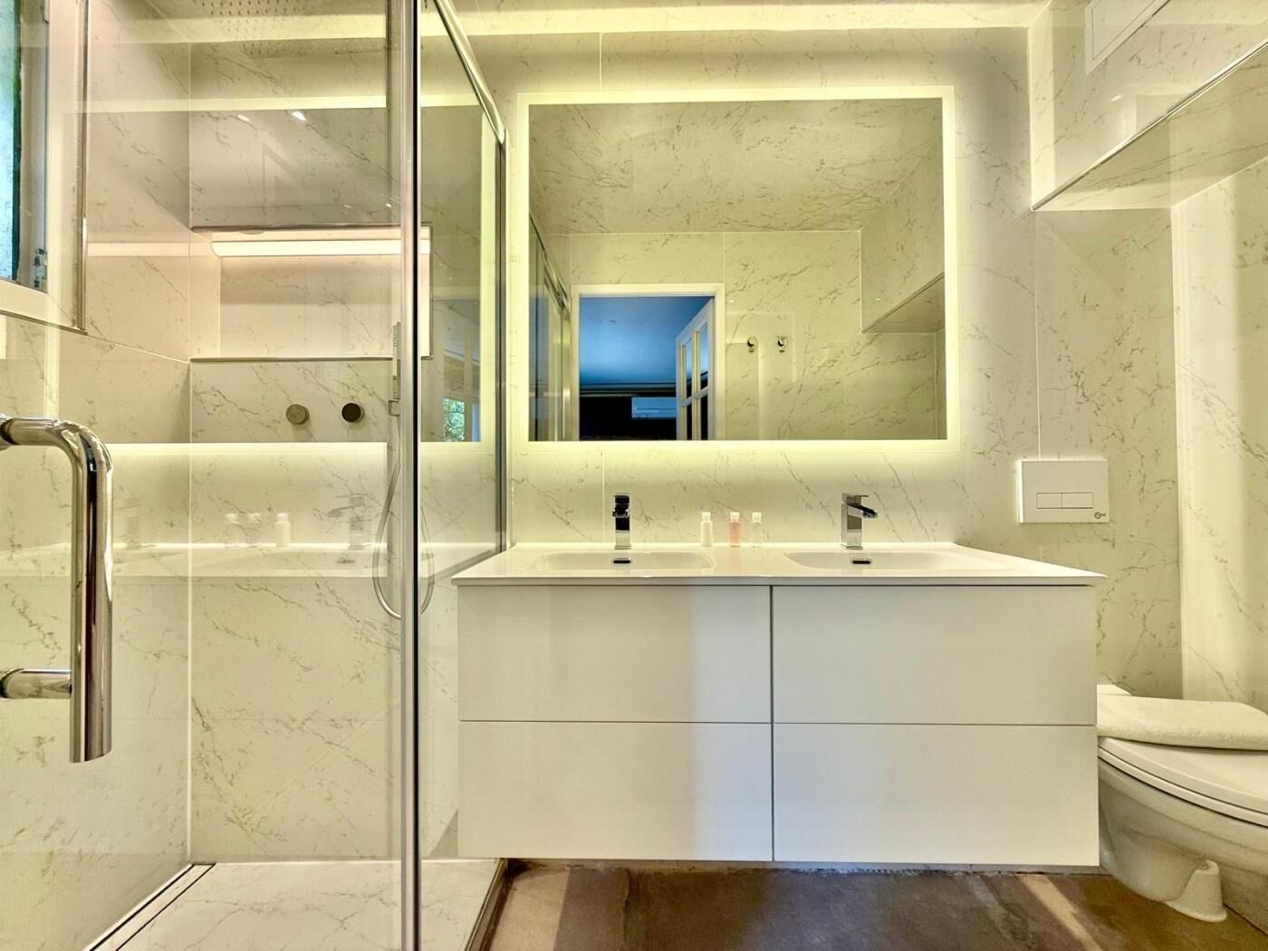 Sèche-cheveux, serviettes fournies