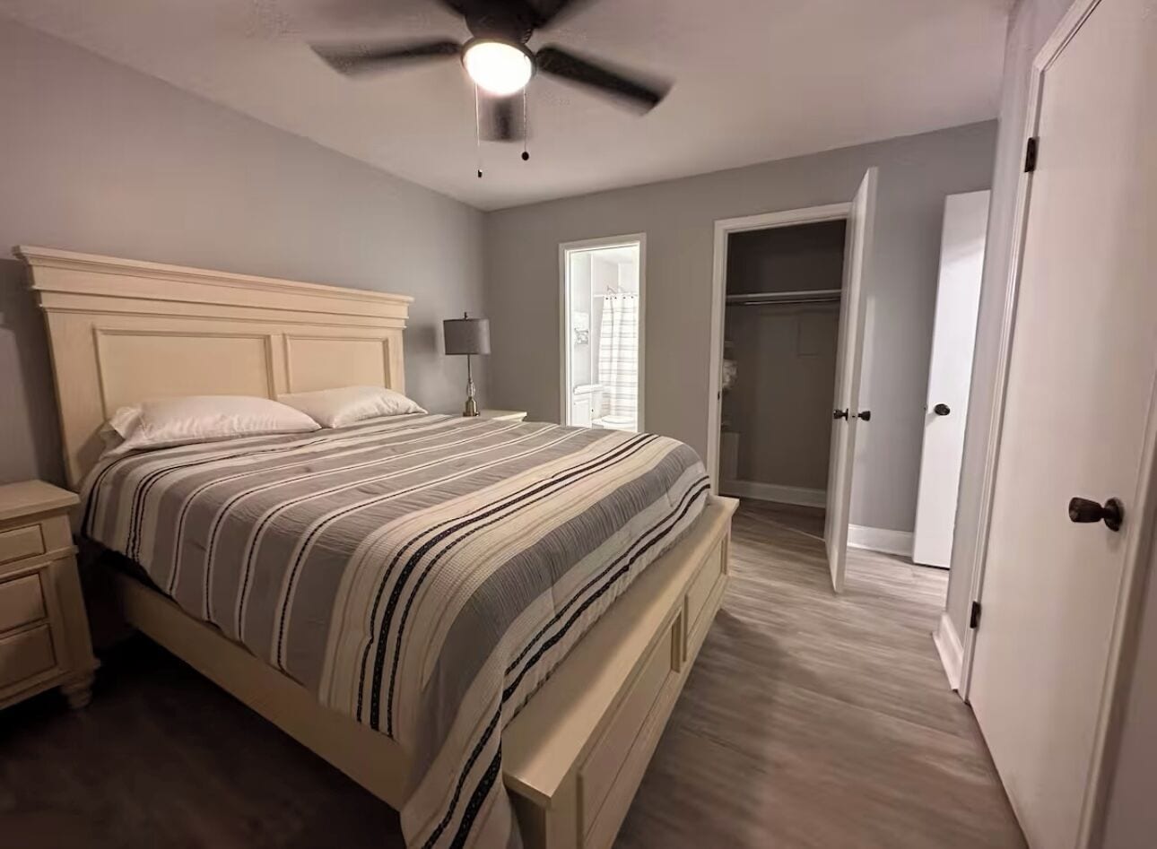 1 slaapkamer, een strijkplank/strijkijzer, beddengoed