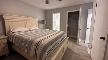 1 slaapkamer, een strijkplank/strijkijzer, beddengoed