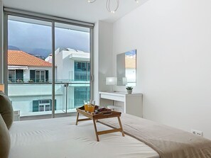 Iron/ironing board, travel cot, free WiFi, bed sheets - Acanto Loft by Atlantic Holiday (Funchal)