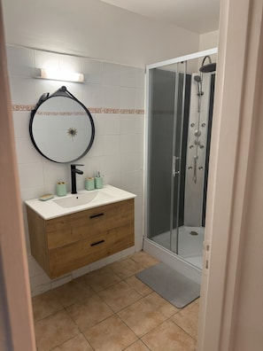 Serviettes fournies, papier toilette