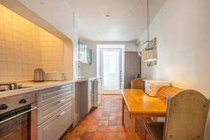 Kühlschrank, Mikrowelle, Ofen, Geschirrspüler
