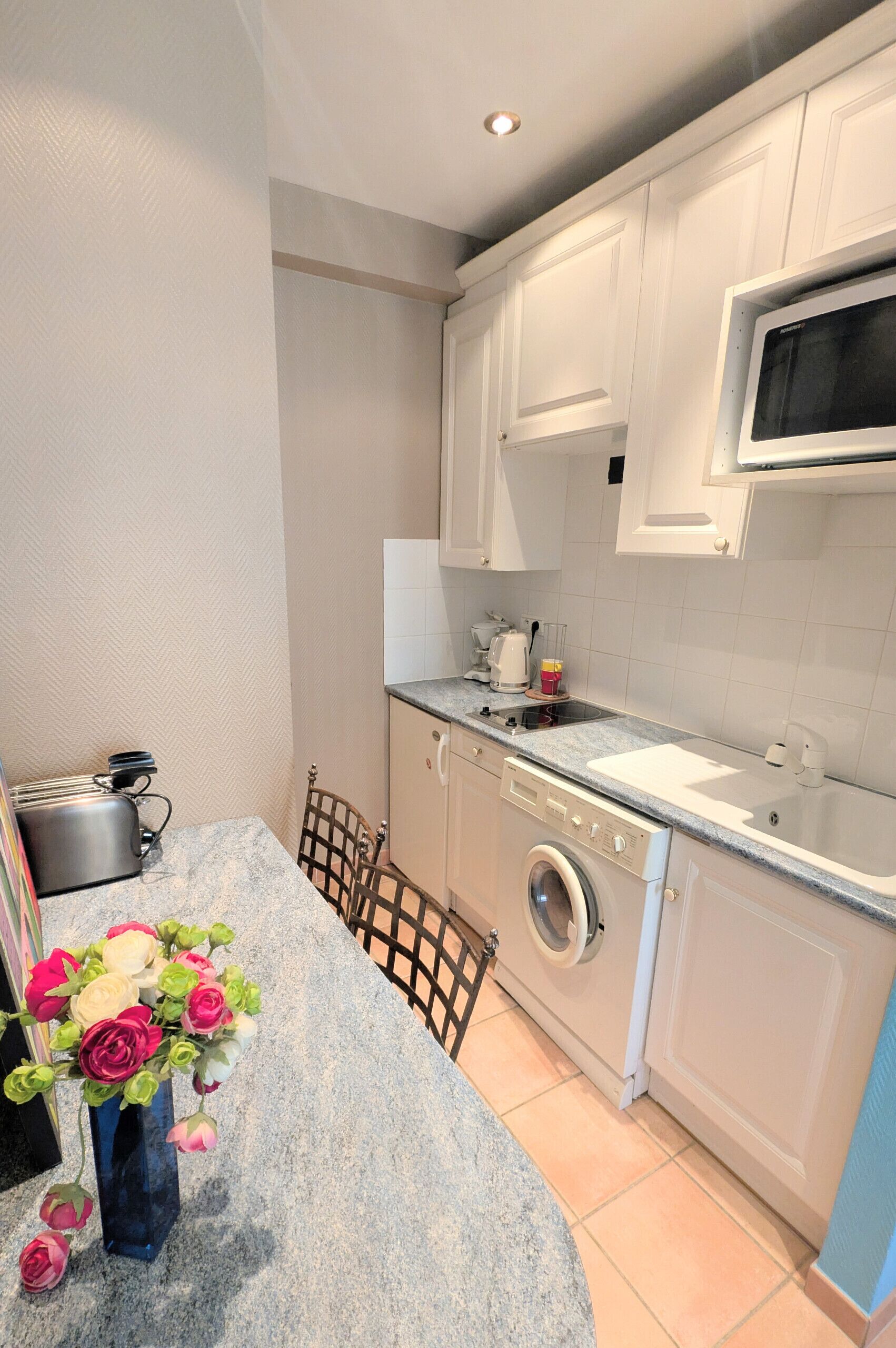 Kylskåp, mikrovågsugn, kaffe- och tebryggare och vattenkokare