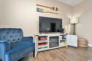 TV, fireplace - Azure Anchor Inn | 3 bedroom | 2 bath | Sleeps 8 (Branson)