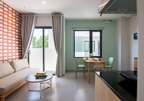 Deluxe appartement | Luxe beddengoed, pillowtop-bedden, een bureau, een laptopwerkplek