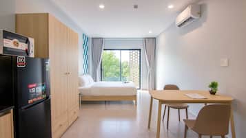 Ropa de cama de alta calidad, colchones con pillow-top y escritorio