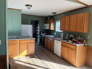 Fridge, microwave, oven, stovetop - Visit the Carriage House (California)