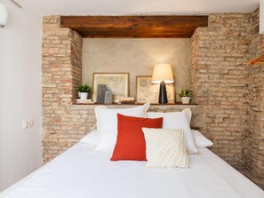 1 bedroom, iron/ironing board, internet, bed sheets