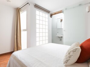 1 bedroom, iron/ironing board, internet, bed sheets